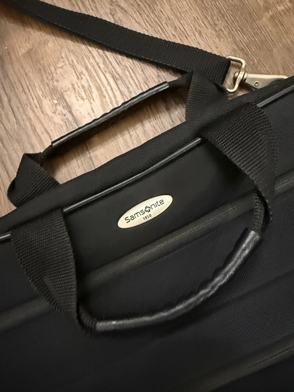 Samsonite Black Laptop Bag with Shoulder Strap and Dual Front Pockets